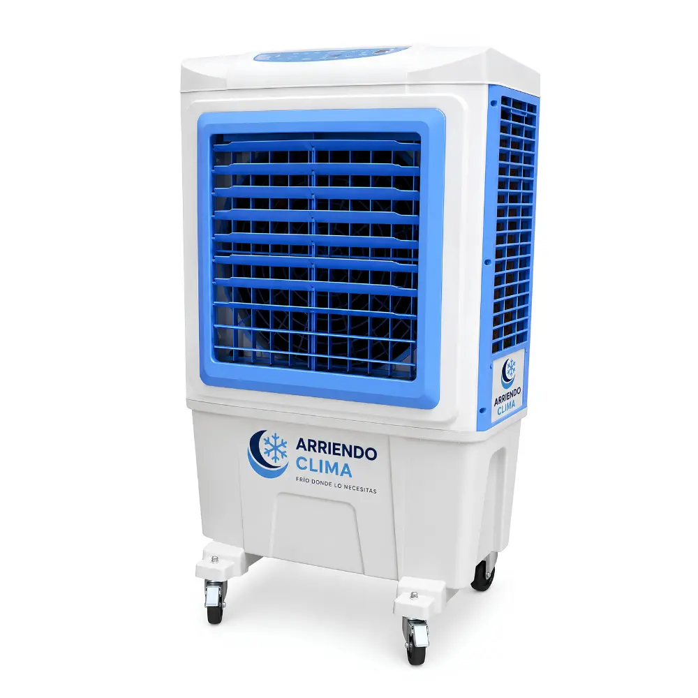 Arriendo de Enfriador de Aire Movil. Enfriador evaporativo móvil blanco con rejilla frontal azul modelo IK de 5000 m³/h y ruedas, aislado sobre fondo blanco.